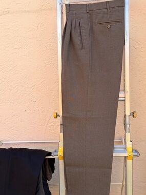 Men's Classic Pleated Cuff Dress Pants in Brown 33/32